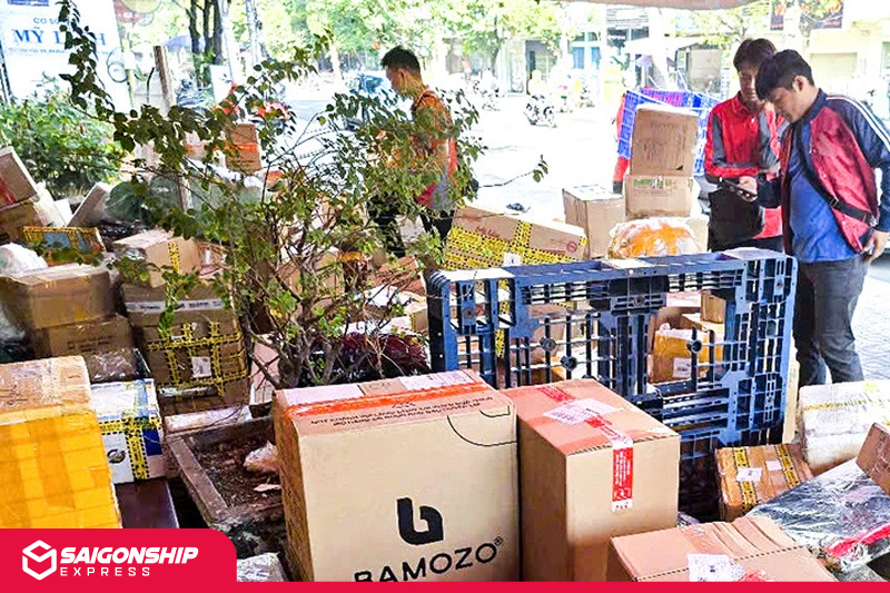 Nhân viên shiper tới lấy hàng tại địa chỉ khách