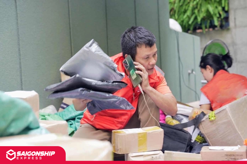 Nhân viên  Saigonship đóng gói hàng hoá